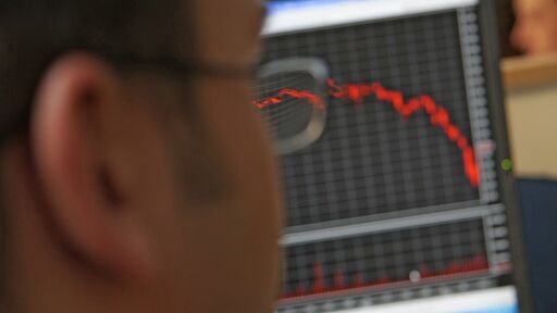 Рост доходности облигаций создает условия для кризиса, написано в докладе