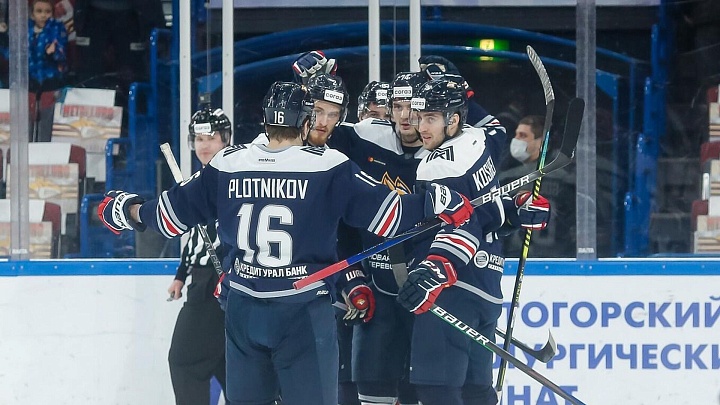 "Металлург" обыграл "Локомотив" в матче КХЛ