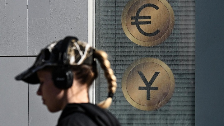 Исследование показало, какие валюты чаще покупают и продают россияне